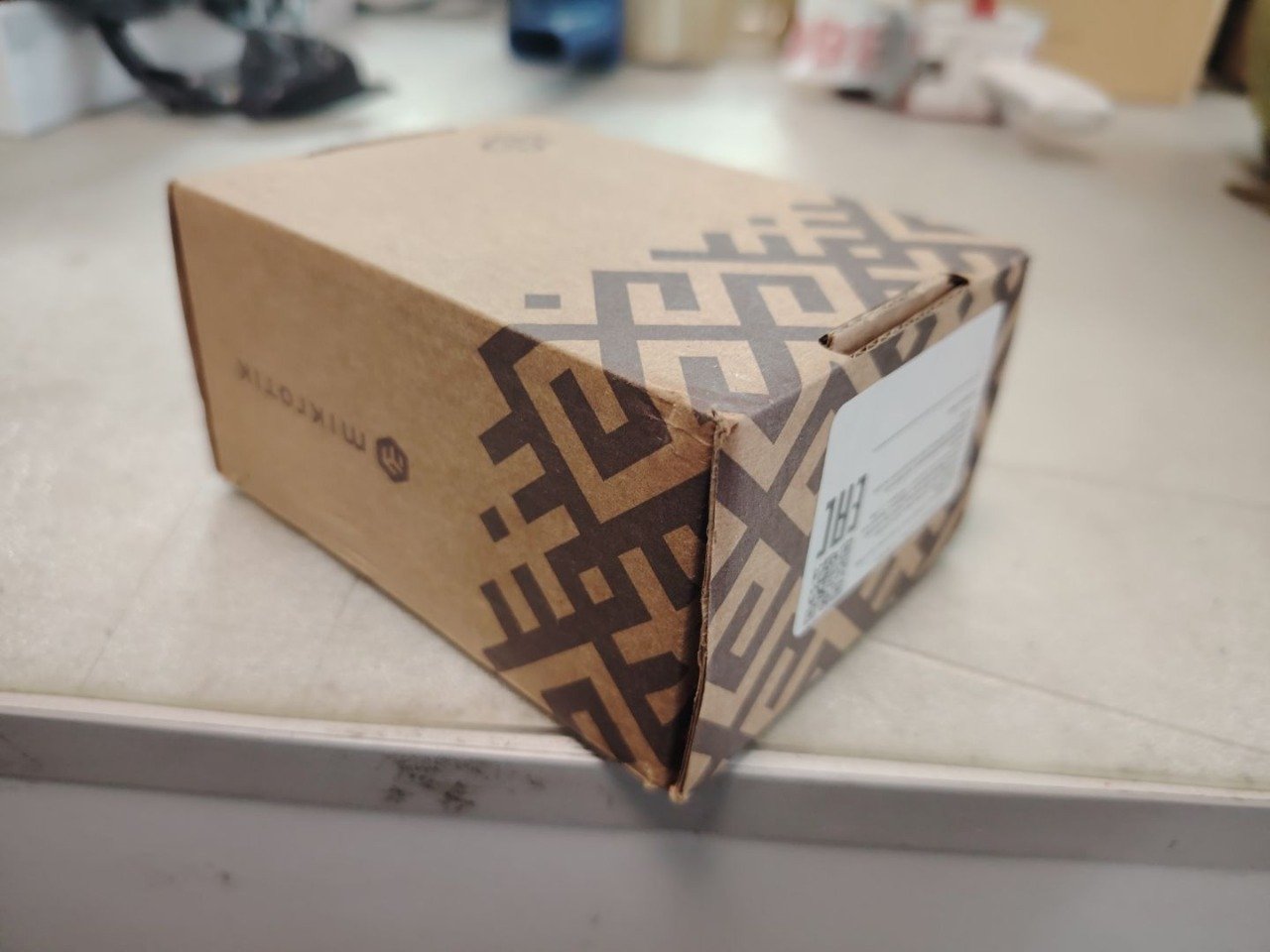 УЦ MikroTik RouterBOARD RB750GR3 (hEX) Маршрутизатор гигабитный, 5x Gigabit Ethernet (плохая упаковка, на задней стороне сколотый пластик, царапины)